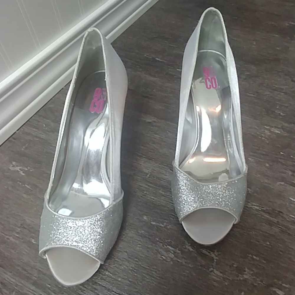 Only wore once to sons wedding. Very cute on.